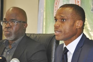 Sunday Oliseh (à droite) s’adresse à la presse lors de l’annonce de sa nomination en compagnie de Amaju Pinnick, le président de la Fédération du  football du Nigeria (à gauche). © Olamikan Gbemiga/AP/SIPA