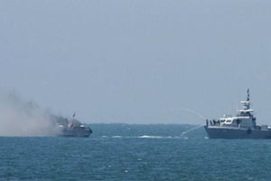 Un navire de l’armée égyptienne prend feu attaqué par des terroristes au large du Sinaï, le 16 juillet 2015. © Eyad Baba/AP/SIPA