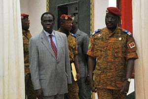 Le président par intérim Michel Kafando (à gauche) et Isaac Zida (alors lieutenant-colonel, à droite) à Ouagadougou, le 19 novembre 2014. © Sia Kambou/AFP