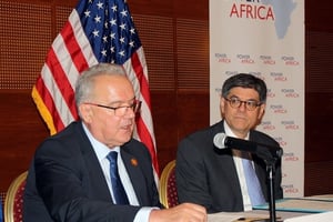 Neven Mimica (g) et Jacob Lew ont signé ce protocole en marge de la 3e Conférence sur le financement du développement, organisée à Addis Abeba du 13 au 16 juillet 2015. © Ethiopia.usembassy.gov/