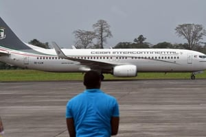 Un avion de la compagnie de Guinée équatoriale Ceiba Intercontinental, à Malabo, en février 2015. © Issouf Sanogo/AFP