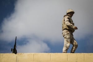 Un officier égyptien monte la garde dans le Sinaï. © AFP