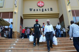 Des clients quittent le centre commercial Westgate, le 18 juillet 2015 à Nairobi. © Simon Maina/AFP