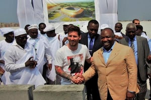 L’Argentin Lionel Messi et le président gabonais, Ali Bongo, le 18 juillet 2015 à Port-Gentil. © Twitter/Ali Bongo