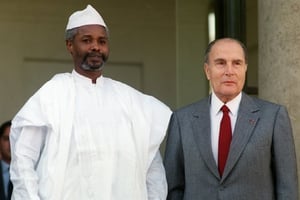 Hissène Habré et François Mitterrand, le 21 octobre 1989, à Paris. © AFP