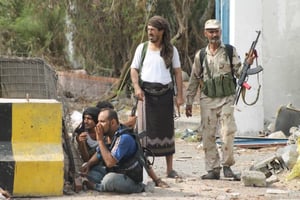 Des combattants contre les rebelles chiites au port de la ville d’Aden, le 16 juillet 2015. © Abo Muhammed/AP/SIPA