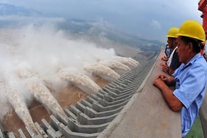 Ouvriers chinois sur le barrage des Trois-Gorges sur le Yangzi Jiang. © AFP