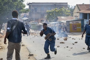 La police essaye de disperser un rassemblement, Bujumbura. Juin 2015 © Gildas Ngingo/AP/SIPA