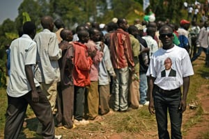 Des Burundais font la queue pour assister à l’arrivée du président Pierre Nkurunziza à Cibitoke le 17 juillet 2015. © Carl de Souza/AFP