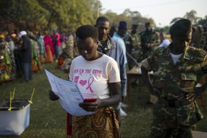 Une femme se prépare à voter à Buye, dans le nord du Burundi, le 21 juillet 2015 (Photo d’illustration) © Phil Moore/AFP