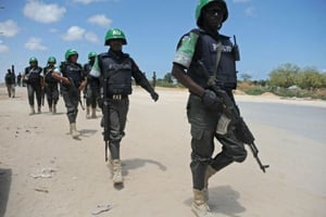 Des soldats de la force de l’Union africaine en Somalie patrouillent à Mogadiscio, le 12 avril 2015. © Mohamed Abdiwahab/AFP