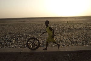 Un enfant joue avec une roue à Gao, le 25 juillet 2013. © Rebecca Blackwell/AP/SIPA