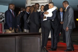 Obama embrasse sa demi-soeur, Auma, à son arrivée à Nairobi, le 24 juillet 2015. © Evan Vucci/AP/SIPA