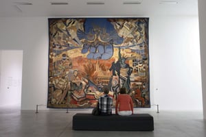 Deux visiteurs devant un tableau de Floris Jespers, dans un musée à Leuven (Belgique) © Virginia Mayo/AP/SIPA