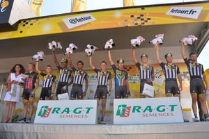 Les coureurs de MTN-Qhubeka sur le podium pour la victoire d’équipe de la 16e étape du Tour de France, à Gap, le 20 juillet 2015. © ASO / B.Bade