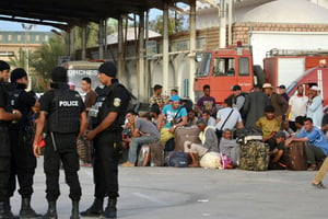 Le poste frontière de Ras Jedir, en Tunisie, accueille des Egyptiens fuyant les violences en Libye, le 4 août  2014 © F. Nasri/AFP