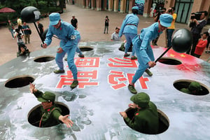À Hangzhou, dans l’est de la Chine, le 17 mai, des étudiants rejouent un épisode de la guerre contre les Japonais (1937-1945). © Zhejiang Daily/AFP