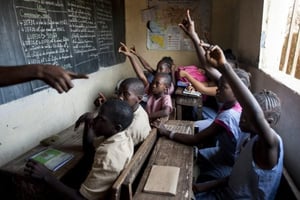 Des enfants assistent à un cours à l’école primaire. © Sylvain CHERKAOUI pour J. A.