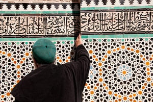 Imam devant une mosquée à Fès au Maroc. © Luigi Torreggiani/Flickr