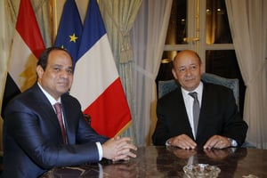 Le ministre français de la défense Jean-Yves Le Drian  et le président égyptien Abdel-Fattah el-Sissi, au Caire, en décembre 2014. © Francois Mori/AP/SIPA