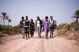 Certains centres sénégalais manquent de moyens et les  entraînements sont organisés sur la plage. © Valentin Ehkirch, pour J.A.