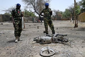 Des gendarmes tchadiens sur le lieu d’une attaque des islamistes de Boko Haram à N’Gouboua, près du lac Tchad. © AFP