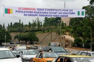Une bannière d’accueil de réfugiés nigérians à Yaoundé, au Cameroun, le 28 juillet 2015. © Rainnier Kaz/AFP