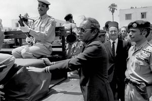 Le souverain devant le cercueil d’une victime, à Rabat, le 19 juillet 1971. © Popperfoto/Getty Images