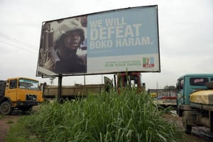 Affiche d’une campagne du parti au pouvoir au Nigeria, le All Progressives Congress (APC), contre le groupe islamiste, Boko Haram, à Ogijo, dans le sud ouest du pays, le 3 juillet 2015. © Pius Utomi Ekpei/AFP