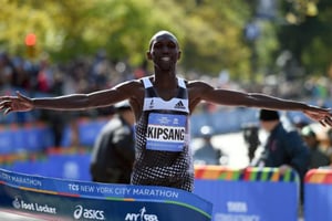Wilson Kipsang, qui préside l’Association des athlètes professionnels du Kenya, lors de sa victoire au Marathon de New York, le 2 novembre 2014. © Don Emmert/AFP