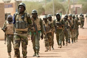Des soldats maliens accompagnés de militaires français, le 3 juin 2015 dans la région de Tombouctou. © Philippe Desmazes/AFP