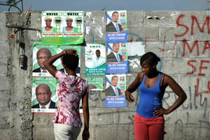 Un panneau électoral en vue des élections législatives en Haïti, à Port-au-Prince, le 5 août 2015. © Hector Retamal/AFP