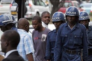 La police anti-émeutes dans les rues de Harare, le  14 avril 2008. © Alexander Joe/AFP