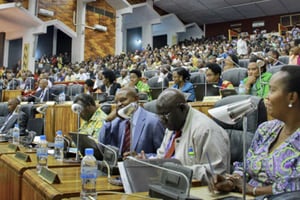 Les parlementaires rwandais votent en faveur d’une pétition demandant une modification constitutionnelle pour permettre à Paul Kagamé d’effectuer un troisième mandat présidentiel, le 14 juillet à Kigali. © Denyse Uwera Kamugwiza/AP/SIPA