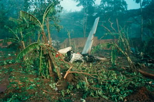 Les débris du Falcon 50 de Juvénal Habyarimana, dans l’enceinte de sa résidence. © Archives J.A.
