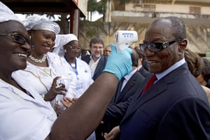 Le président Alph Condé en visite dans un hôpital à Conacry, en novembre 2014. © Alain Jocard/AP/SIPA