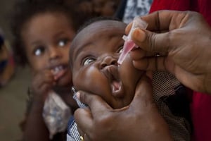 Un bébé somalien reçoit un vaccin contre la polio, à Mogadiscio, en avril 2013. © Ben Curtis/AP/SIPA