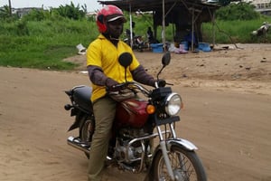 Brice Hountondji est « zémidjan » à Cotonou depuis 13 ans. © Peter Johnson pour J.A.