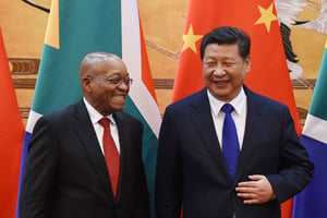 Le président sud-africain Jacob Zuma et son homologue chinois Xi Jinping le 4 décembre 2014 à Pékin. © Wang Zhao/AP/SIPA