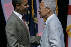 Julian Bond et Barack Obama, alors candidat à l’élection présidentielle, en 2008. © Al Behrman/AP/SIPA