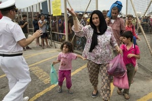 Migrants et réfugiés à Kos, en Grèce, le 15 août 2015. © Alexander Zemlianichenko/AP/SIPA