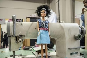 Une poupée Momppy Mpoppy dans l’atelier de fabrication de Johannesburg en juillet 2015. © Leonardo Angelucci/AFP