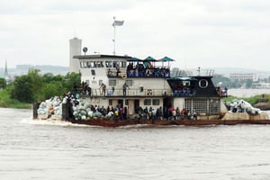 Une embarcation sur le fleuve Congo entre Kinshasa et Brazzaville, en février 2013. © Junior D.Kannah/AFP