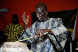 Le percussionniste Doudou N’diaye Rose, en avril 2013, à Dakar. © Seyllou/ AFP