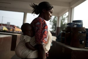 Une femme porte son enfant à Brazzaville, Congo. © Antonin Borgeaud