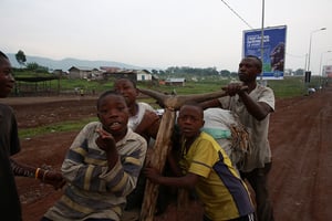 Des enfants s’amusent sur un vélo en bois, couramment utilisé pour le transport de marchandises, le 2 décembre 2014 à Goma, dans l’est de la RDC. © Monusco.