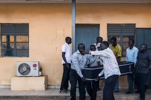 Des proches du journaliste Peter Moi transportent son cercueil près de la morgue, le 20 août 2015 à Juba. © AFP/Charles Atiki Lomodong