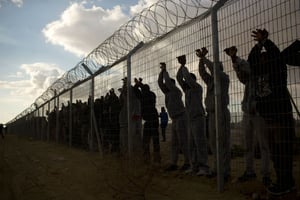 Des migrants africains détenus dans le centre de détention de Holot dans le désert, en Israël, en février 2014. © Oded Balilty/AP/SIPA