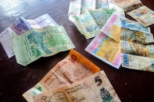 Des billets de différentes monnaies en Afrique. © jbdodane/Flickr