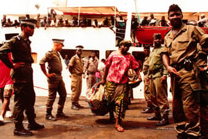 Chassés du Gabon, des migrants arrivent au port d’Abidjan, en janvier 1995. © Lougué